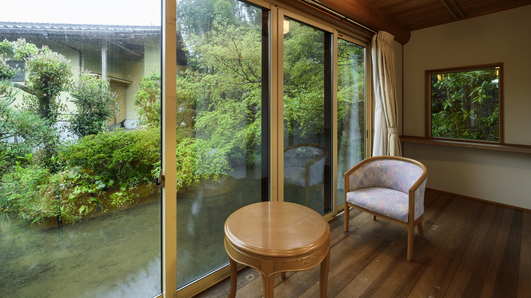 【富士/離れ】四季の表情を満喫できる日本庭園を眺めながらのんびり。外でお散歩することも。（客室一例）