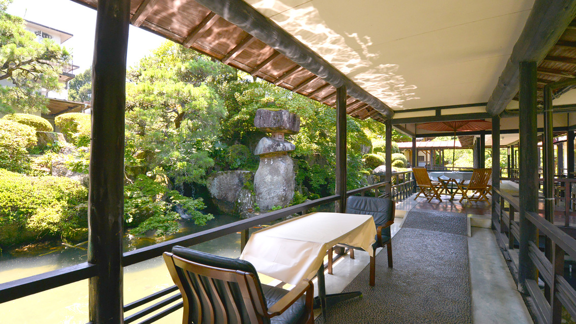 *中庭（日本庭園）/約4000坪の敷地内に広がる日本庭園。回廊から望む景観は絶景そのもの。