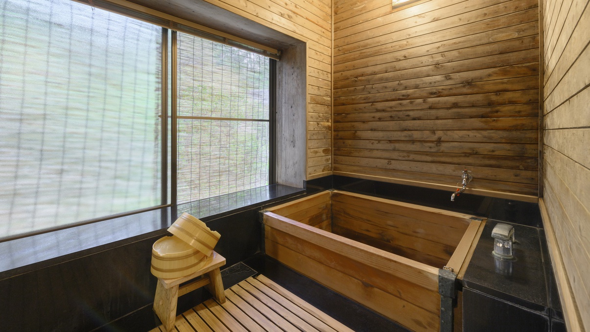 【蘭石亭】檜の香りに満たされた客室のお風呂はもちろん天然温泉。（客室一例）