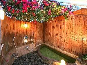 【風呂】ブーゲンビリアに囲まれた温泉お風呂で旅の疲れを癒してください