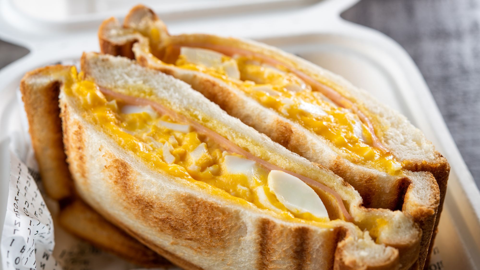【朝食】玉子サラダとハム、チーズのホットサンド