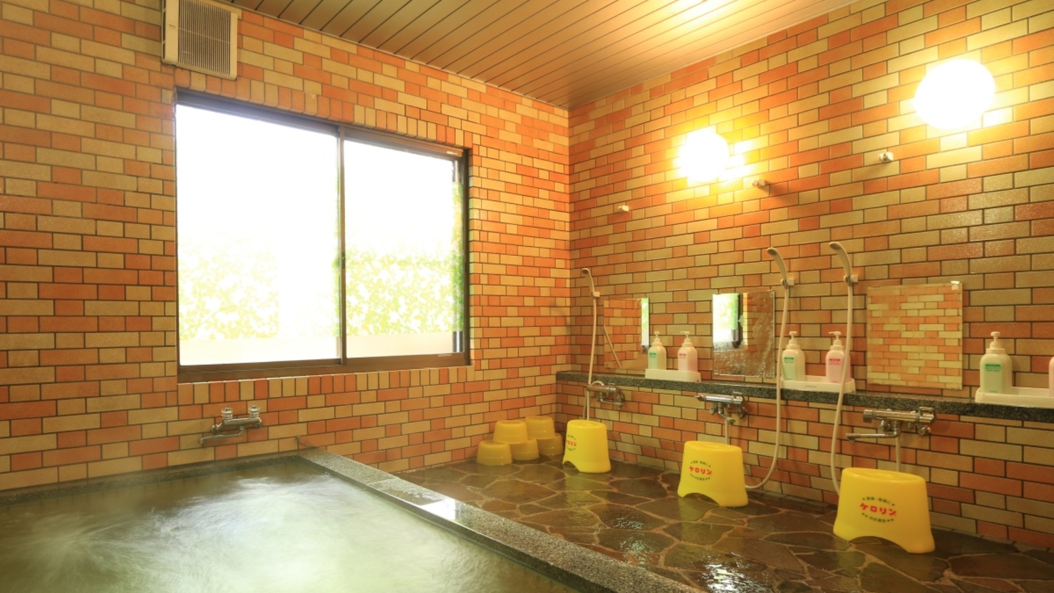 光明石が入った温泉は保温保湿効果があると好評です（16時〜23時まで入浴OK!）