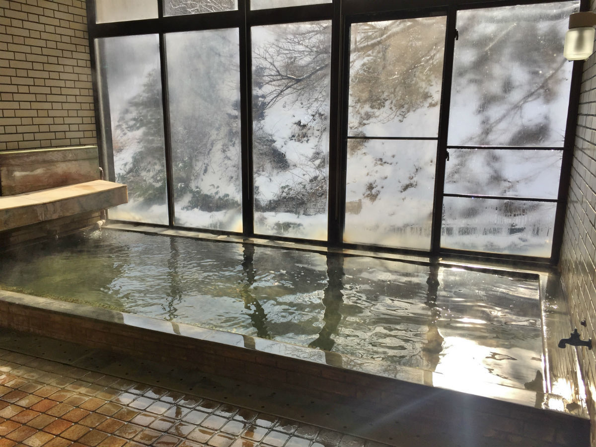【女性用大浴場】白銀に包まれる景色を眺めつつゆったりと温泉を（撮影日12月18日）