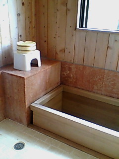 ＝限定４室＝専用檜風呂付きの客室もございます（浴槽は総檜造り。お湯は温泉ではありません）