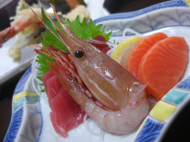 夕食のお料理【お造り】。宮城は魚介類の宝庫としても食材が豊富！※食材は季節により変更有