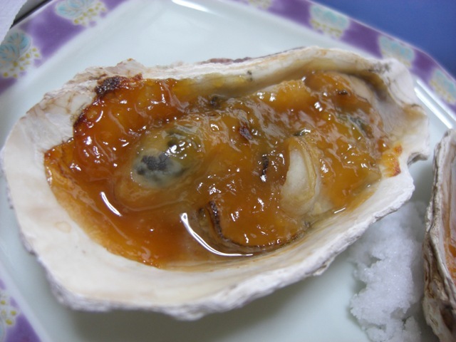 夕食のお料理【牡蠣土手焼き】。冬の宮城の食材といえば「牡蠣」！ぷっくりした焼き牡蠣をアツアツで（例）