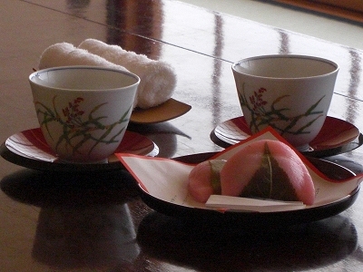 お部屋に桜餅とお茶のサービス