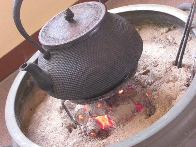 【フロントロビー】お休み処には、昔ながらの火鉢がおいてあり懐かしい雰囲気