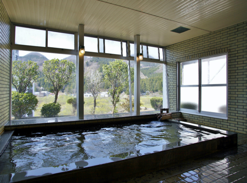 【男性用大浴場】眼下に広がる「荒雄川」、窓の外には雄大な山々。見晴らしの良い展望温泉です