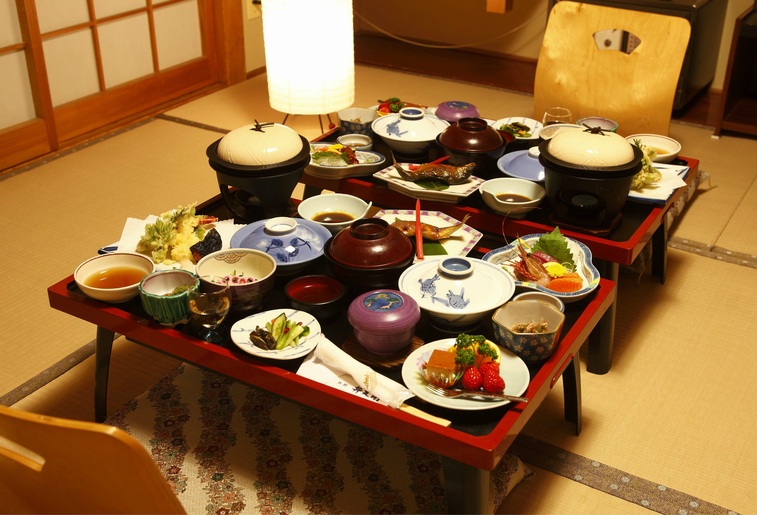 夕食は、郷土の食材を生かした里山料理が並ぶ和食をどうぞ（例。ご予算により品数異なります）
