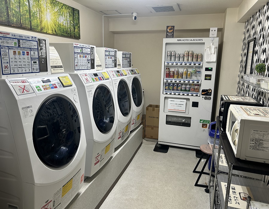 4階：ランドリー・自動販売機コーナー（製氷機・電子レンジ・使い捨てのカトラリーのご用意もございます）