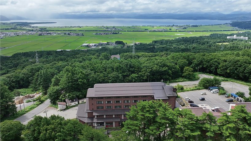 猪苗代観光ホテルは会津磐梯山の中腹に位置し、眼下には猪苗代湖を一望。会津観光の拠点にも最適です。