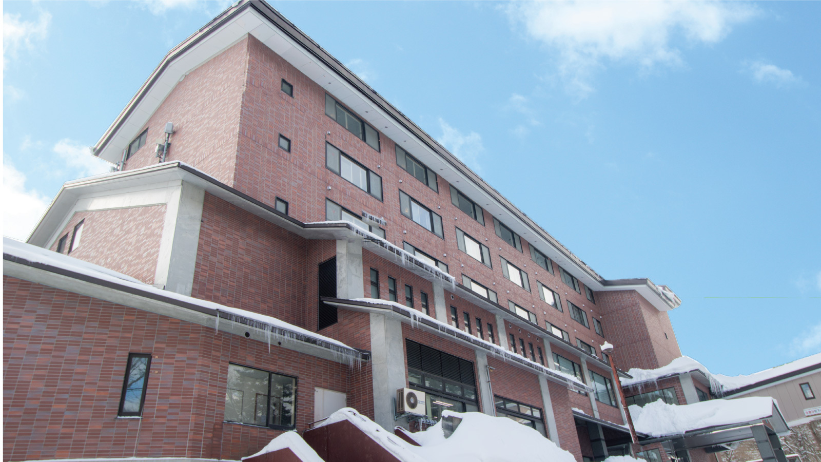 会津磐梯山の中腹に位置し、眼下には猪苗代湖を一望。ゲレンデ隣接でスキー/ボードも存分に楽しめます。