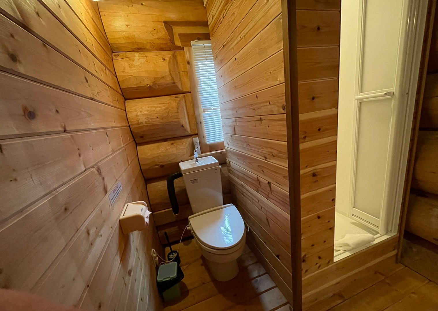 ログハウス１階シャワールームとトイレ
