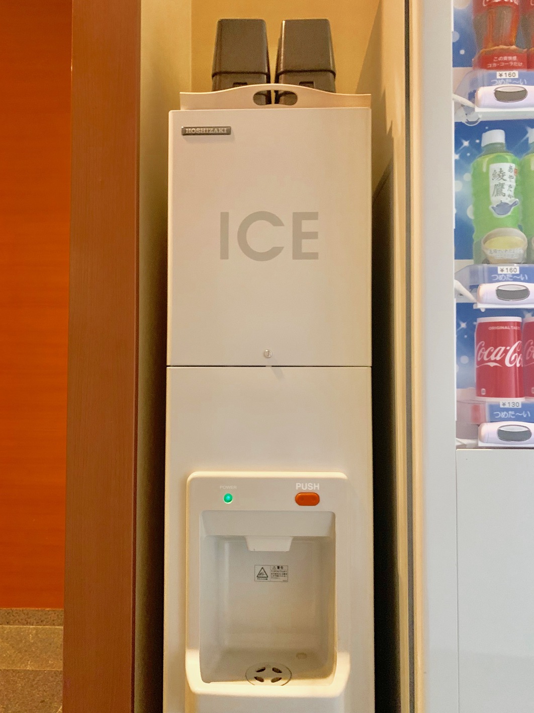 製氷機1階ロビーにあります。