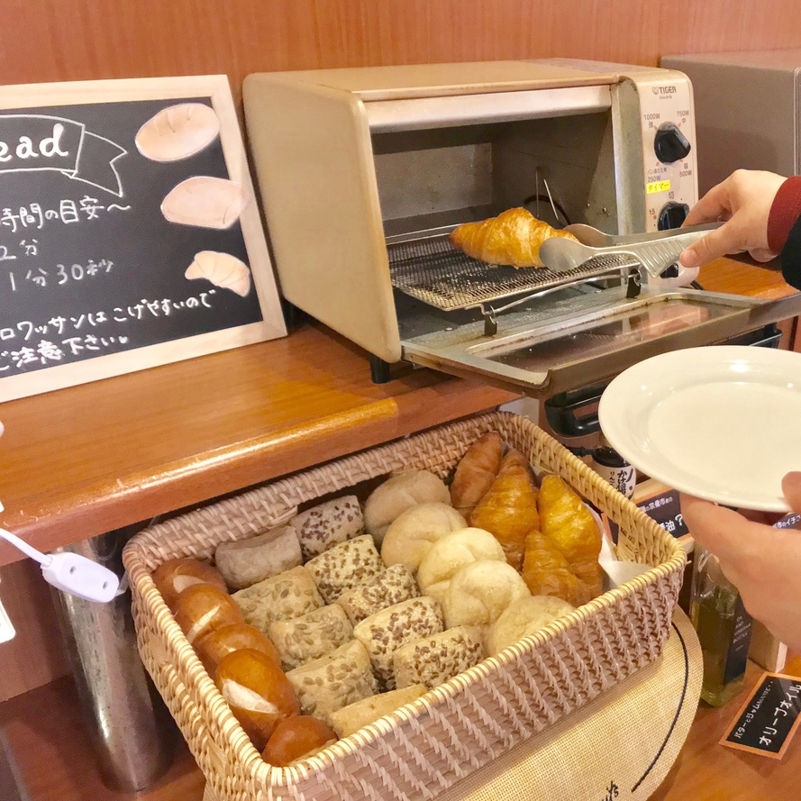 朝食バイキング〜5種類のパン♪