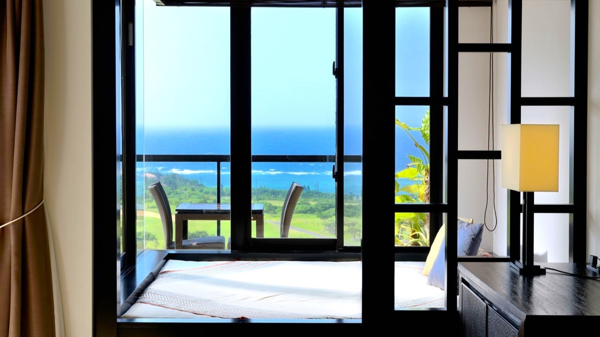 【プールヴィララグーンスイート最上階・4F指定】窓辺に設えたデイベッドに寝そべれば、宮古島の碧い海が