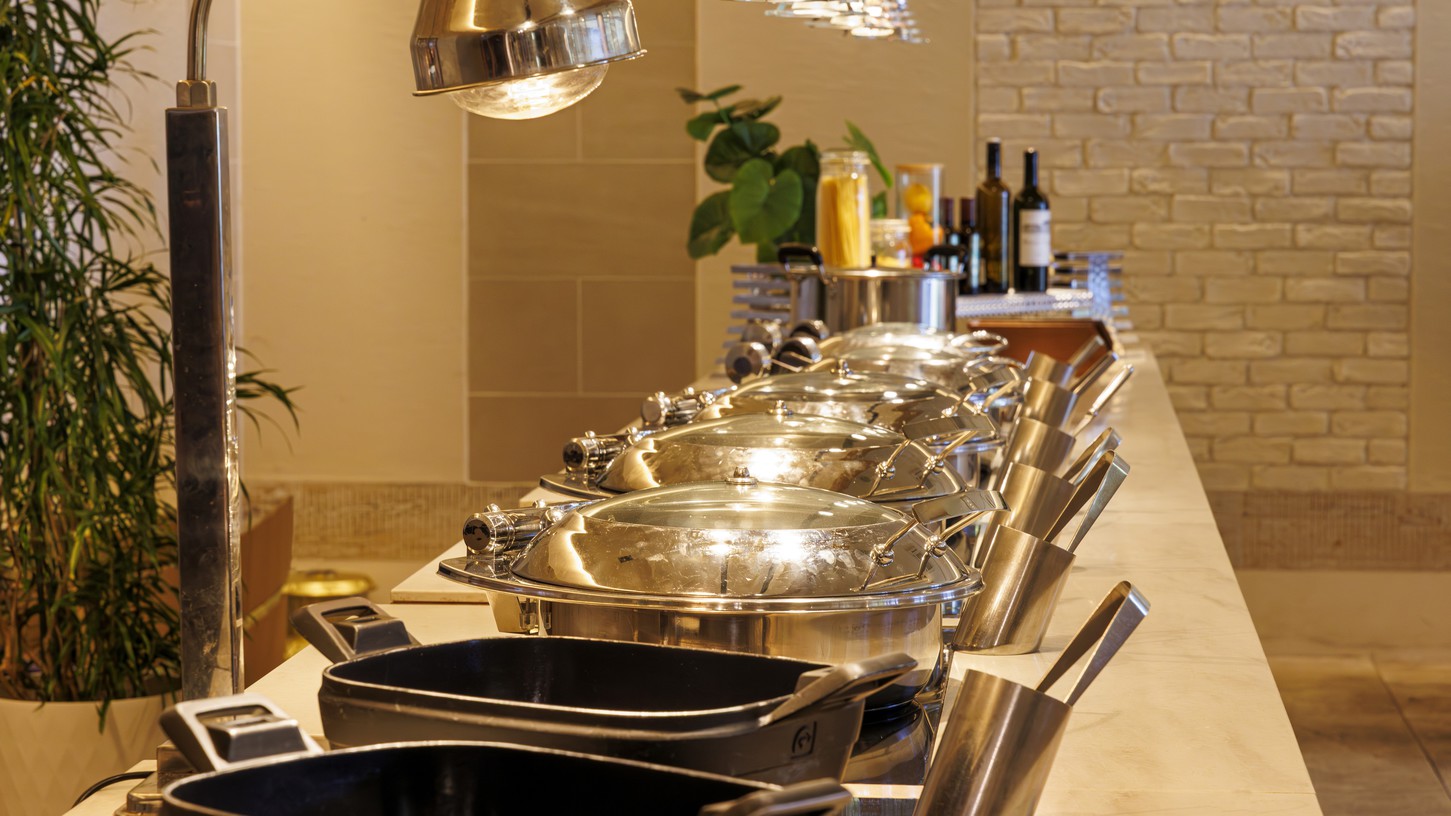 【リゾート内レストラン/ポルトフィーノ夕食】沖縄料理やライブパフォーマンスを楽しめるディナーブッフェ