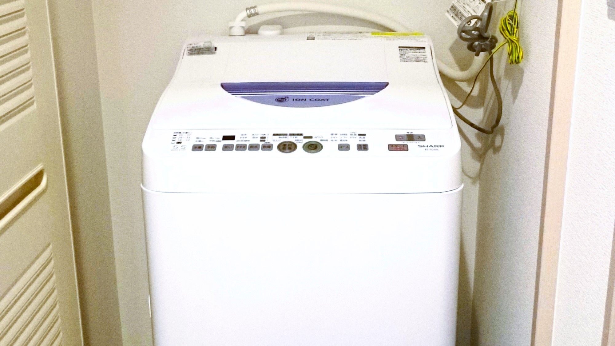 【客室備品】全室、長期滞在や水着のお洗濯などに便利な室内洗濯機付。