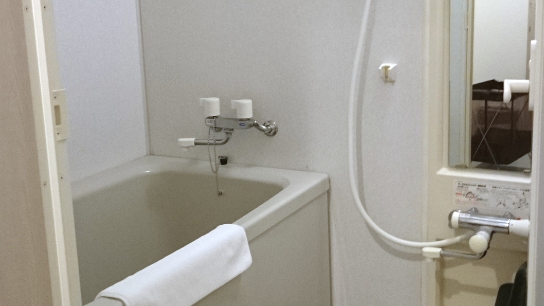 【バスルーム】バス・トイレはセパレートタイプなのでゆっくりお湯につかれます。