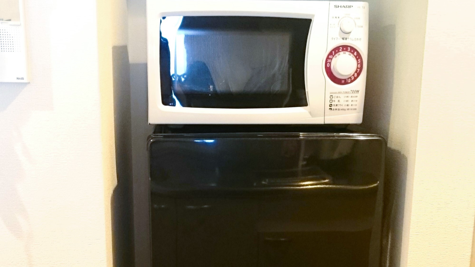 【客室備品】二層式冷蔵庫と電子レンジもご用意しております。