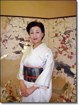 女将玄関前でパチリ