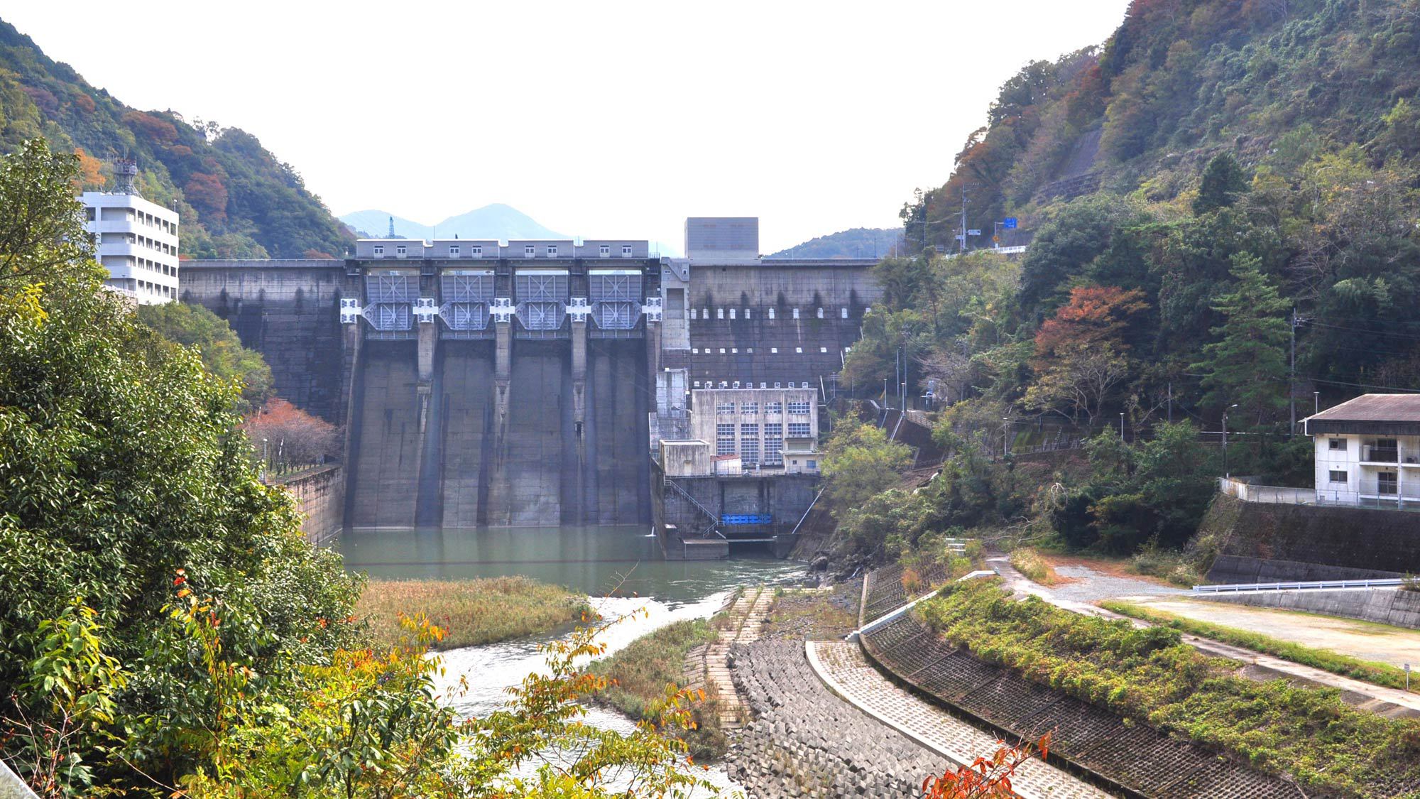 【周辺】鹿野川ダム：重力式ダムで、高さもあり迫力満点です。