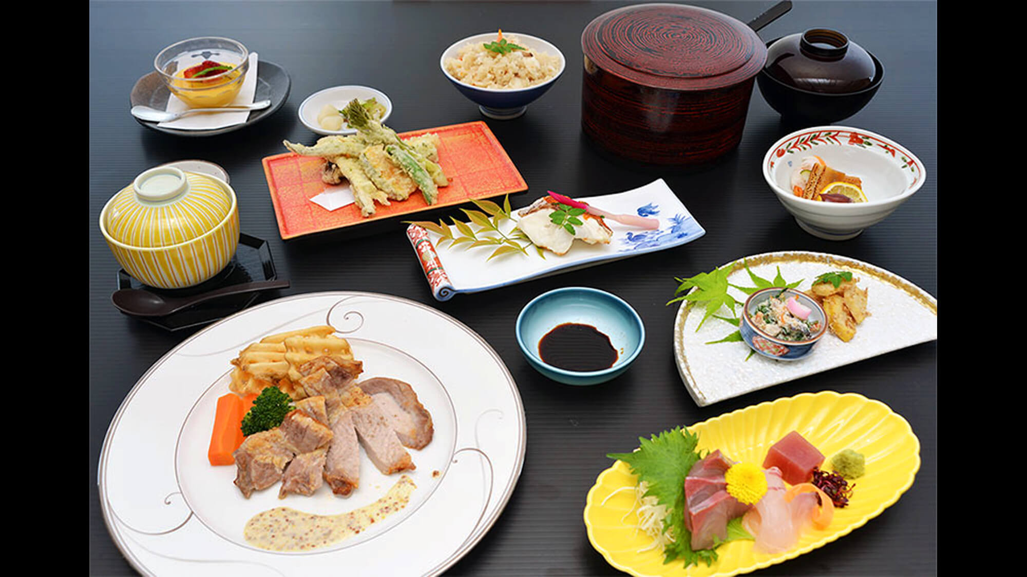 【夕食の一例】竹会席：地元の食材を使用した旬の会席料理となっております。