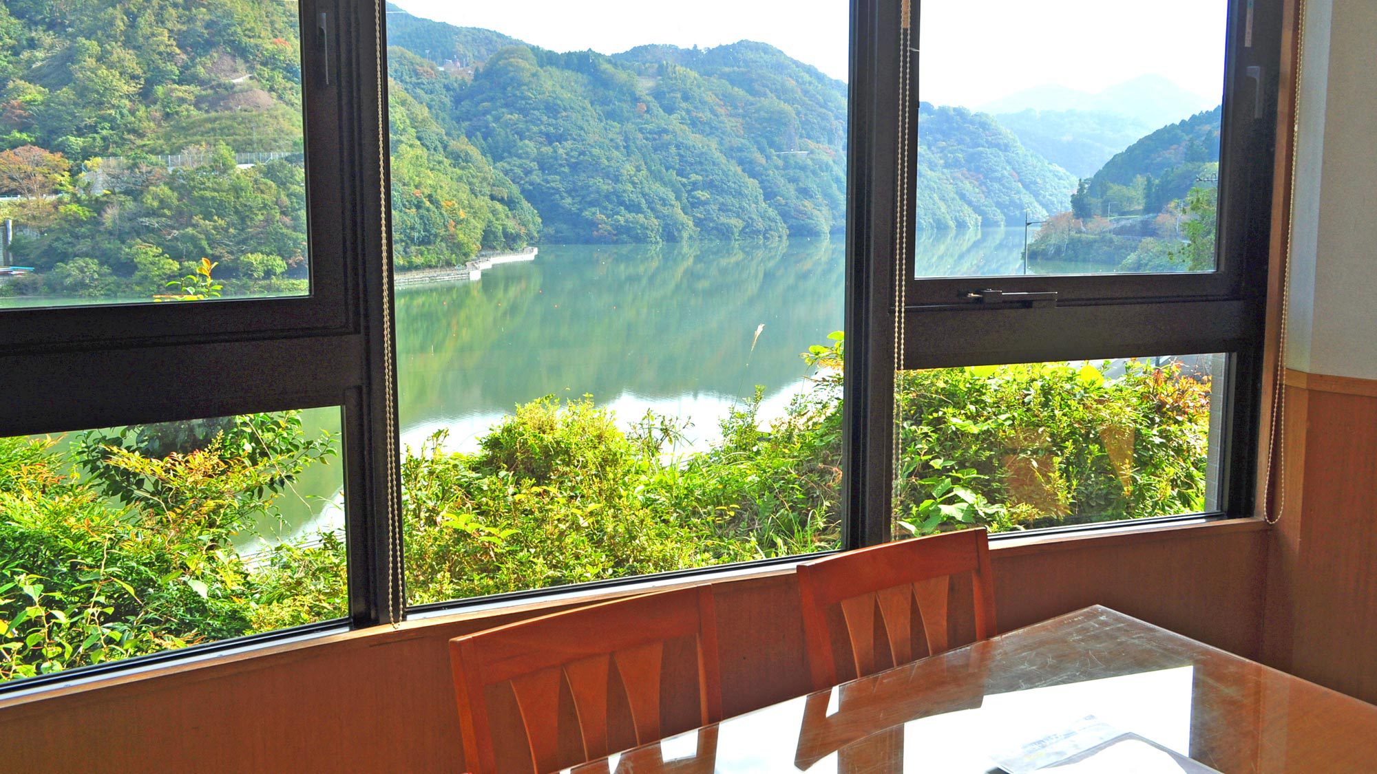【レストラン】鹿野川の素晴らしい景色をご覧頂けます。