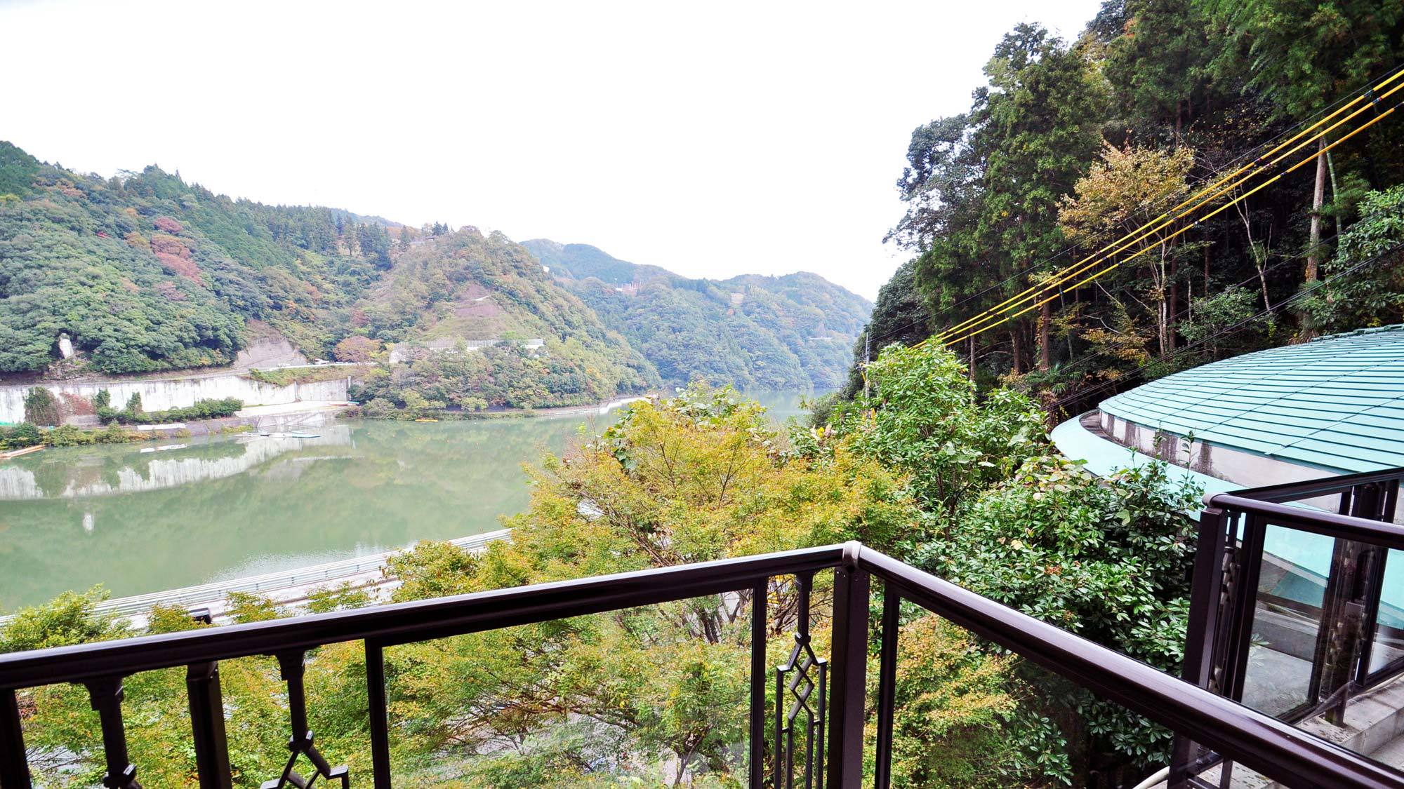 【客室】どのお部屋からも鹿野川湖畔が一望できます。