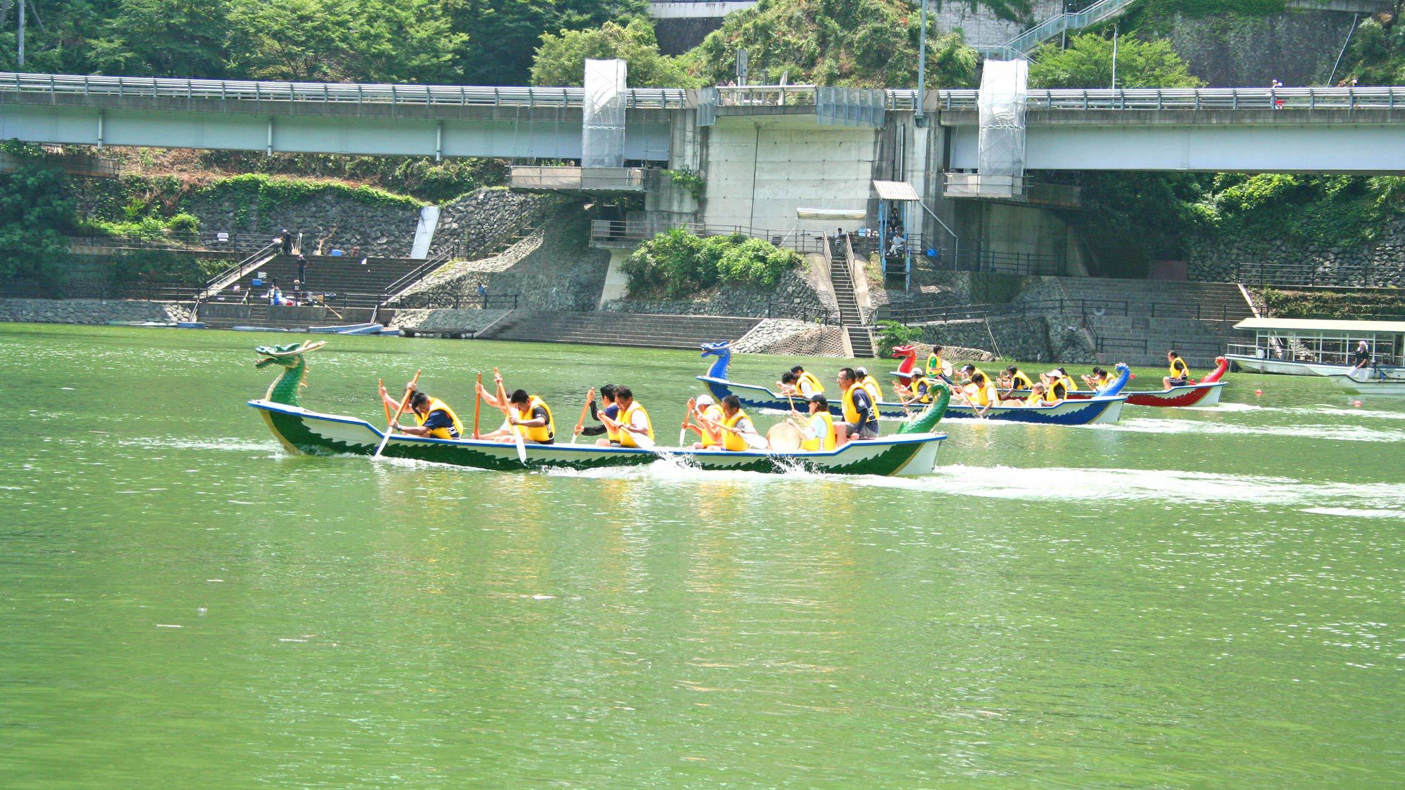 【周辺】鹿野川湖：毎年5月に開催しているドラゴンボート大会。