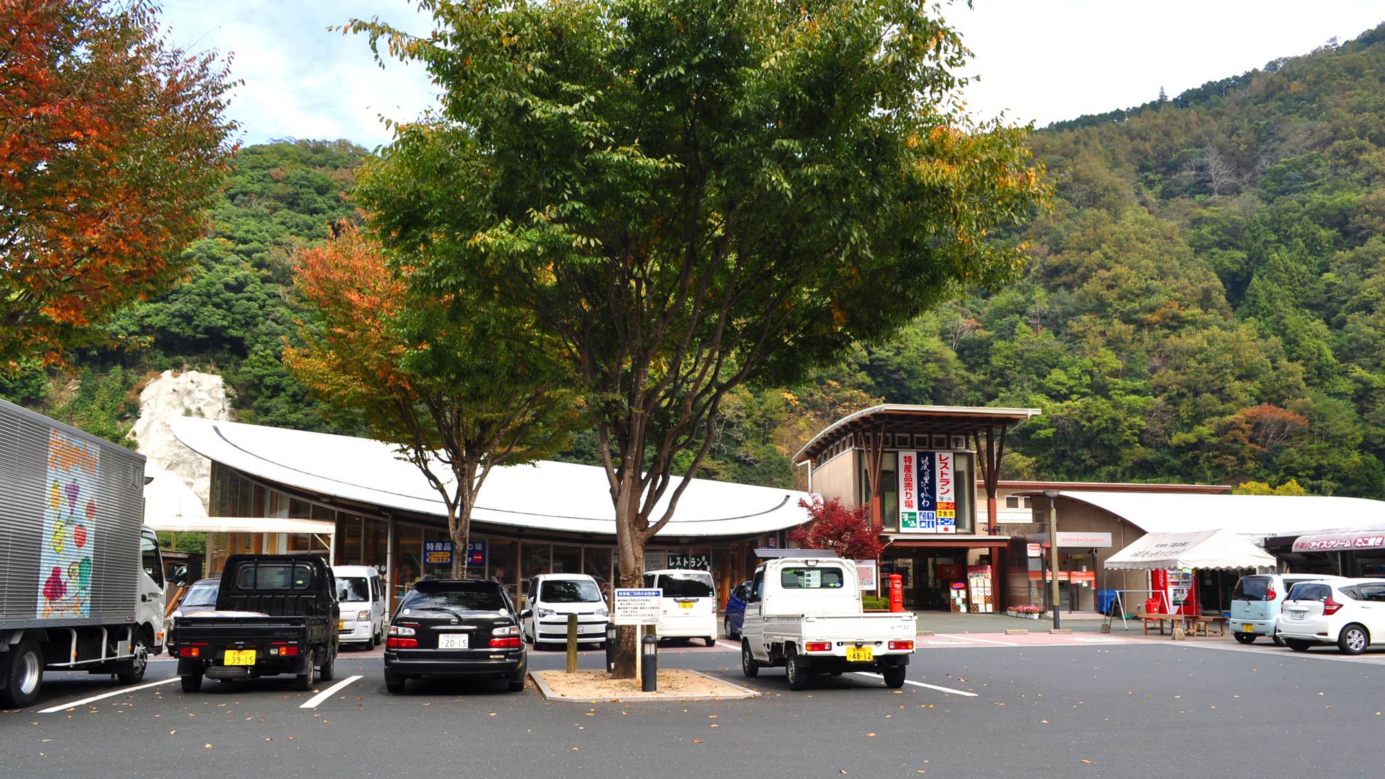 【周辺】道の駅-清流の里ひじかわ：肱川町の特産品や農産物の販売所、レストランなどの施設があります