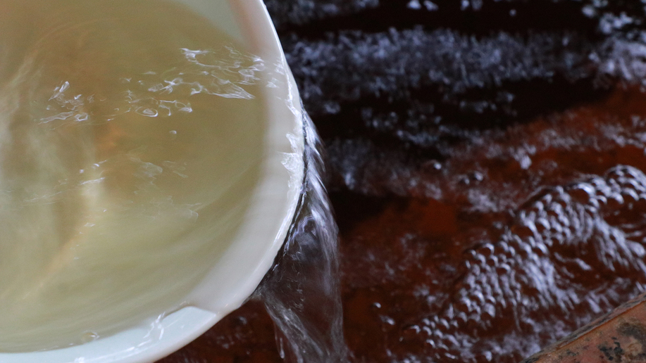 【鉱泉風呂】淡い褐色のお湯＊