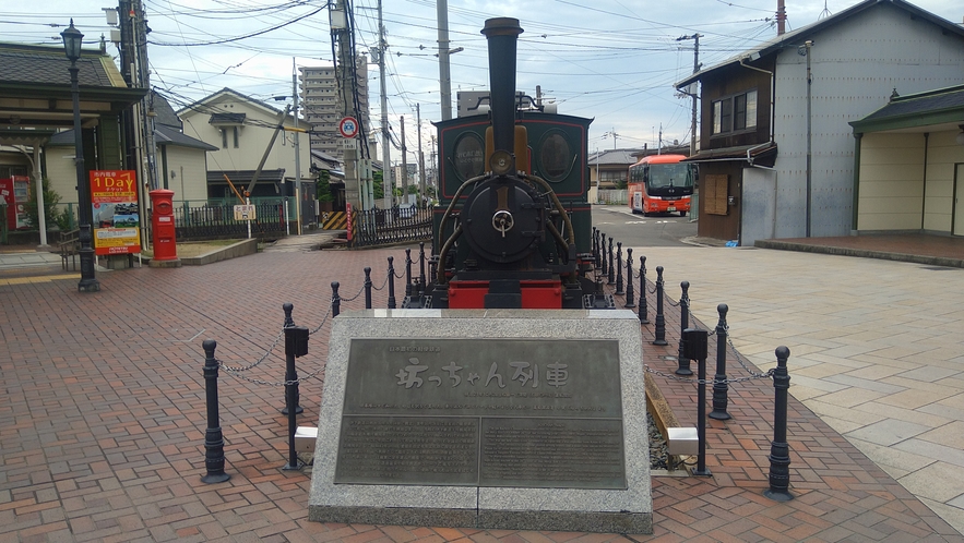 【坊ちゃん列車】道後温泉駅前にございます。シャッターチャンス！