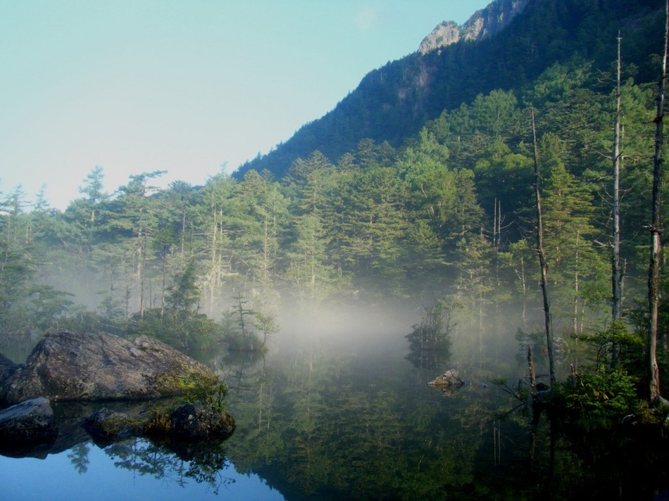 パワースポット明神池二の池朝のもや