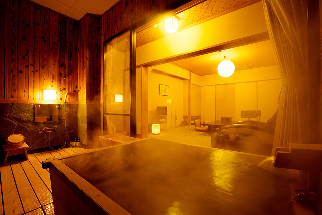 檜風呂客室の露天風呂
