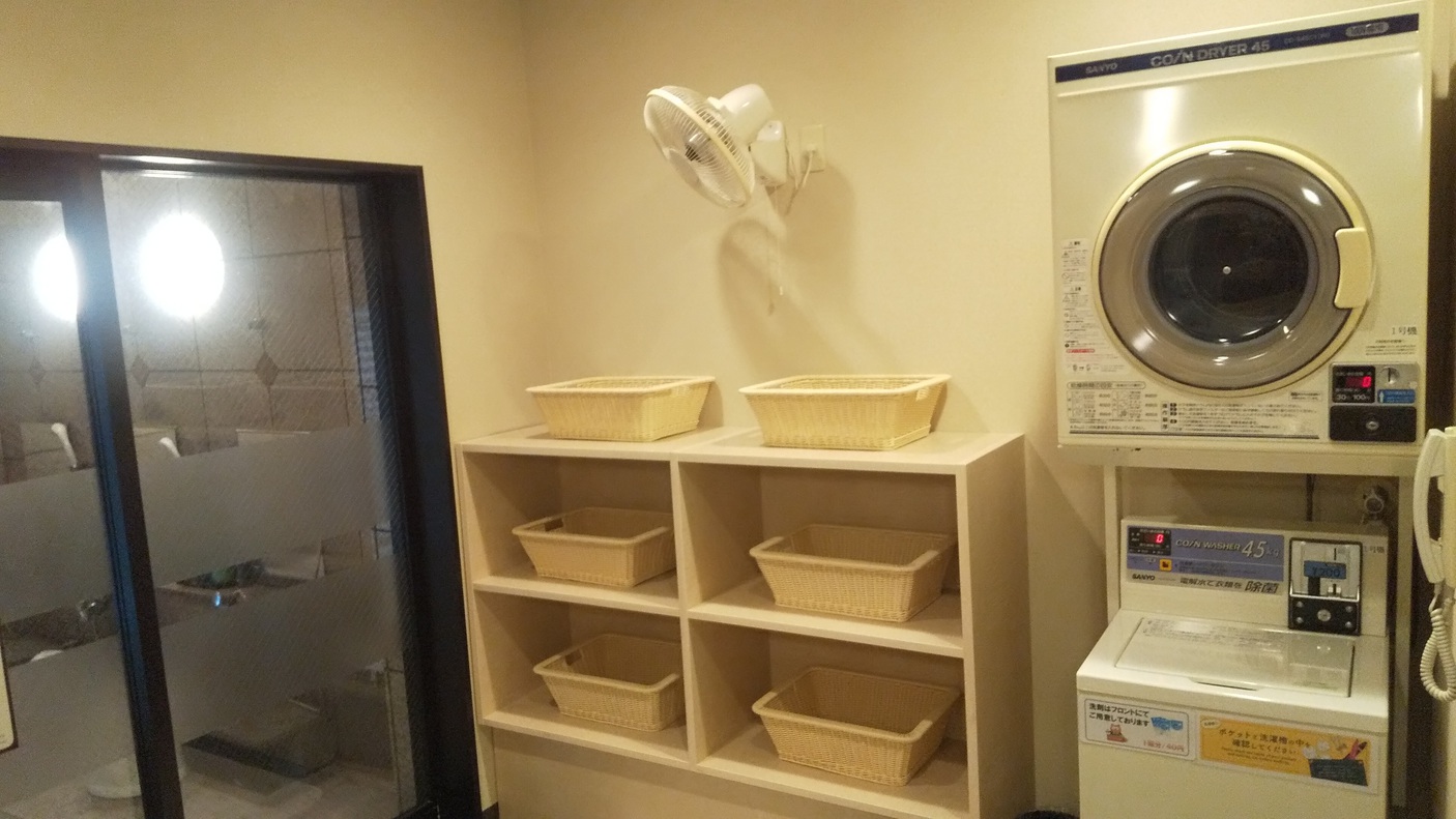 女性大浴場内コインランドリー２台洗濯機200円／回・乾燥機100円／30分
