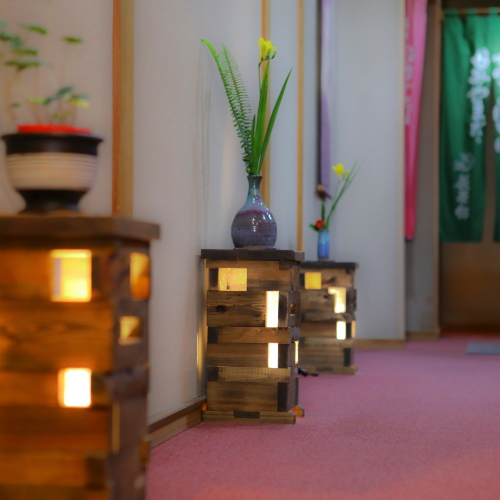 温かみのある木製の間接照明も館内にございます。