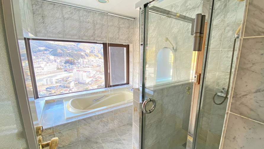 【部屋】ロイヤルメゾネットスイート（15階 インペリアル）大理石に囲まれた室内風呂