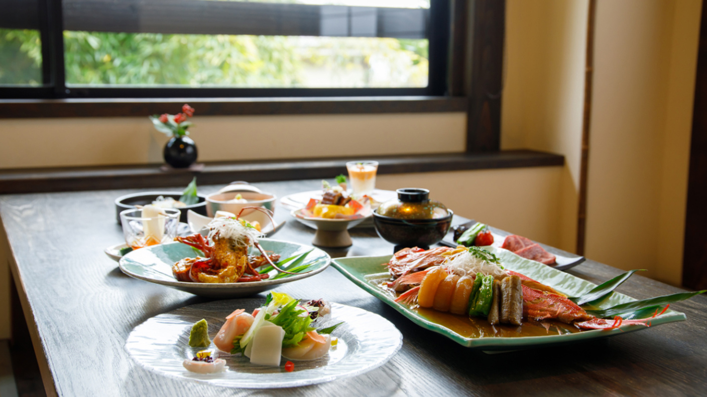 Hanare no Yado Ryotei Kaiseki Soga Set in a prime location of Atami, Hanare no Yado Ryotei Kaiseki Soga puts everything the city has to offer just outside your doorstep. The property offers a high standard of service and amenities to s
