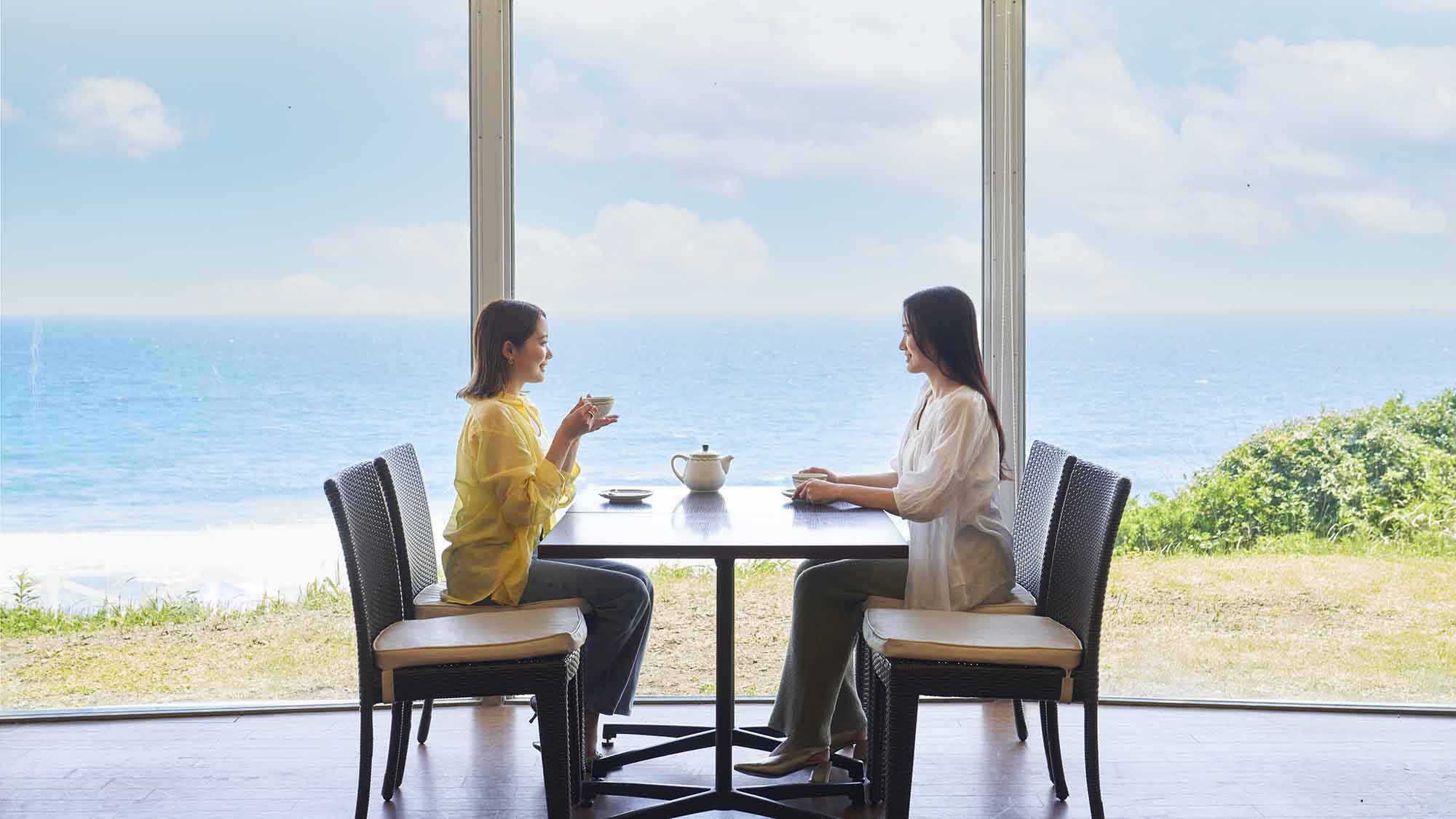 レストラン（かもめ）眼下に広がる青い海をご覧いただきながら、お召し上がり下さい。