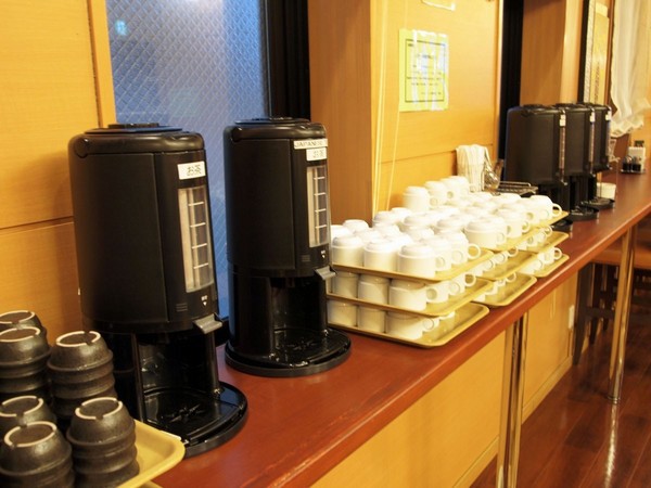 朝食バイキングメイン会場−本館お茶、コーヒーコーナー