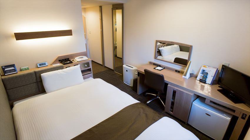 シングル12平米・TVは32型・LEDライト・加湿機能付き空気清浄機完備・マルチ充電器完備！