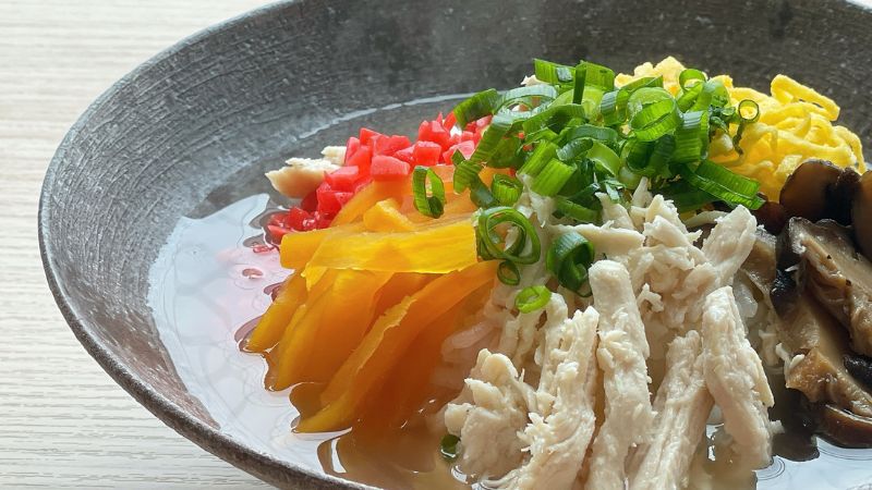 自社工場直送のスープと鶏ほぐしを使用した鶏飯