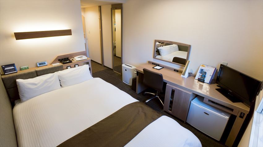 セミダブルカップル12平米・TVは32型・LEDライト・加湿機能付き空気清浄機完備・マルチ充電器完備