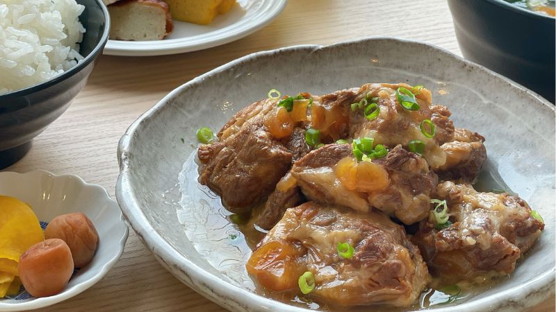 大人気！自社工場直送の黒豚なんこつ煮