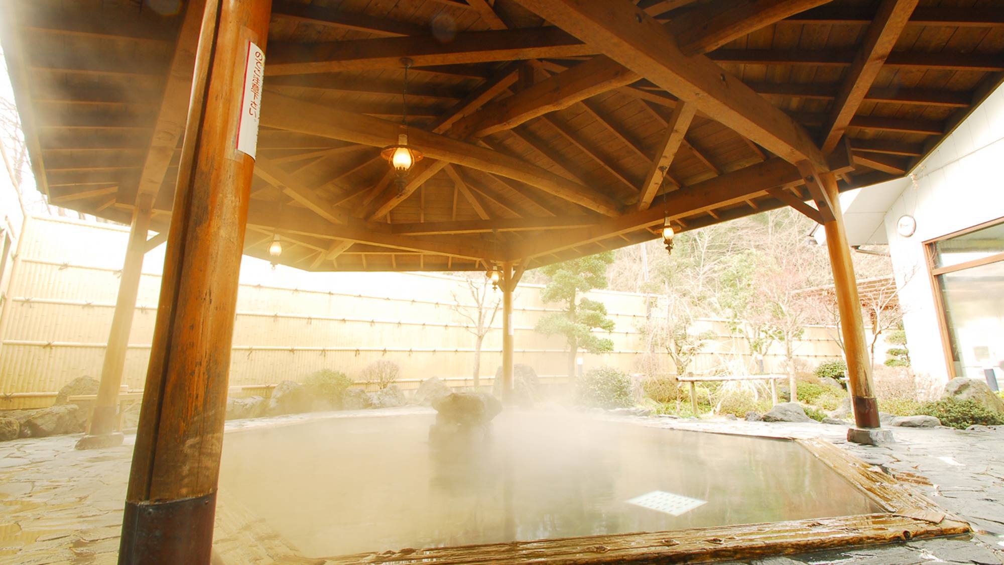 *露店風呂/木の優しさを感じる檜風呂と、自然の素朴な雰囲気を堪能できる岩風呂の2種類がございます。