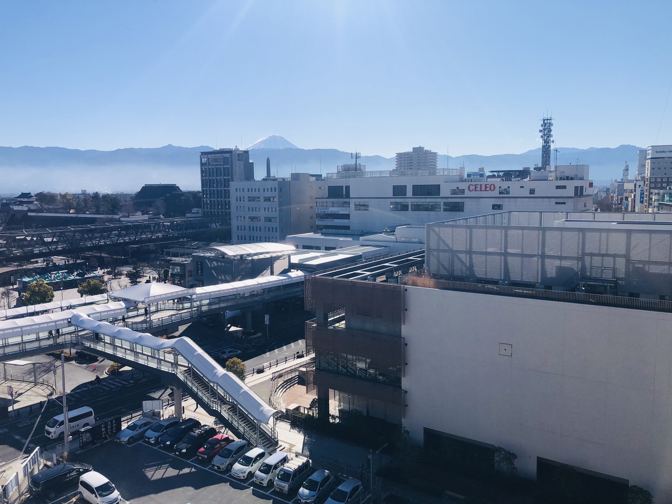 ホテルから見える甲府駅と富士山