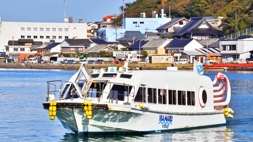 【七ツ釜遊覧船「イカ丸」】神秘の洞窟・七ツ釜探検を手軽に楽しめるのがイカ丸遊覧。