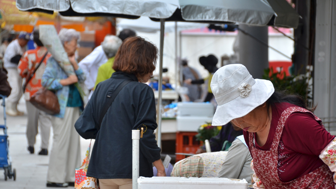 【呼子朝市】新鮮な魚介類、イカの一夜干し、魚の干物、収穫したての野菜などが並びます！